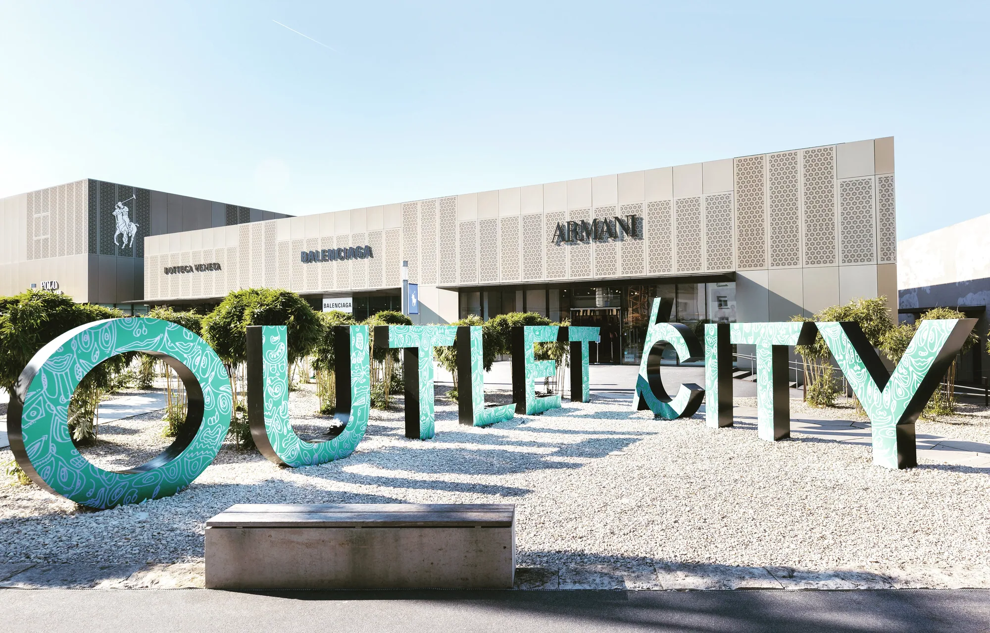 Großformatige RK Studio Installation bei der Outletcity Metzingen