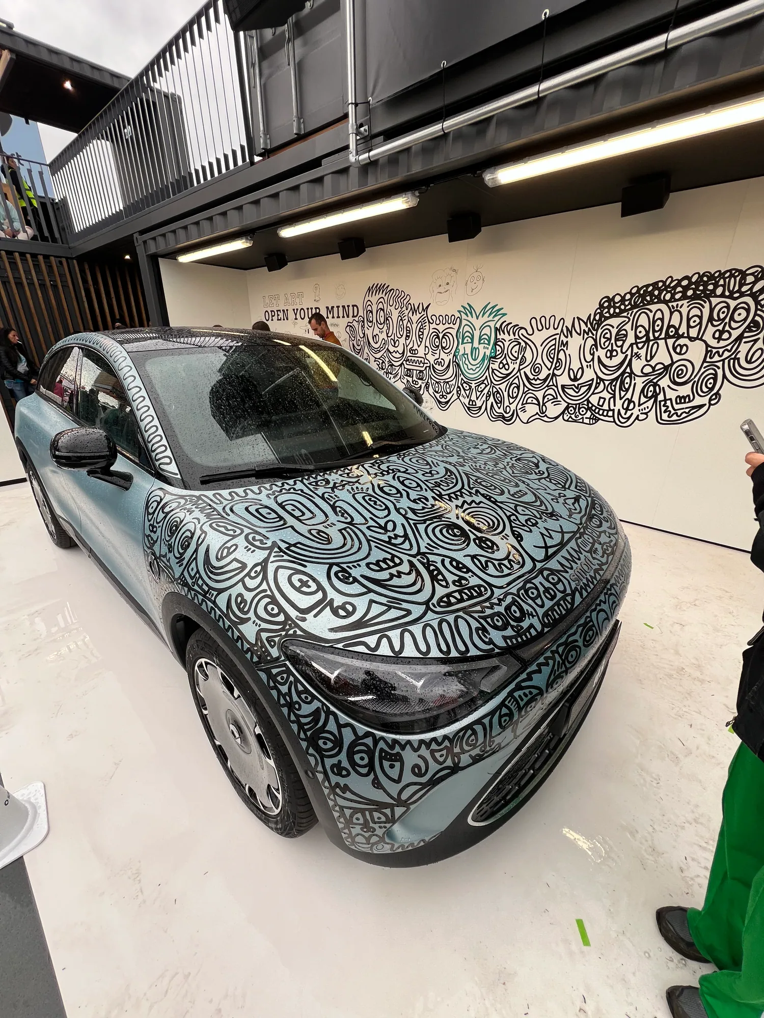 Von Romulo Kuranyi gestalteter Smart als fahrende Leinwand