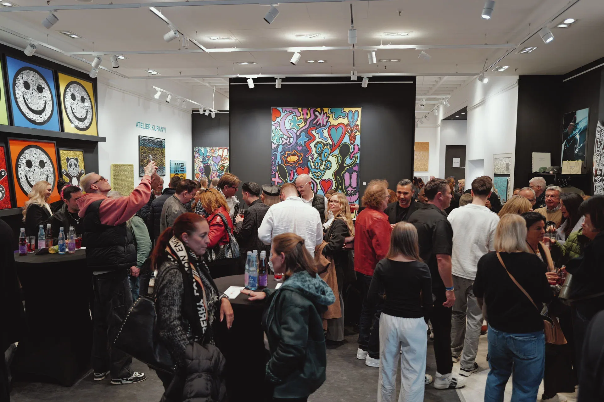 Gefüllter Ausstellungsraum des Atelier Kuranyi